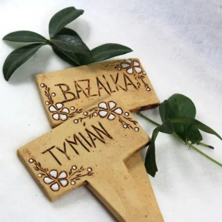 Bylinkový zápich - hranatý bílé kytičky